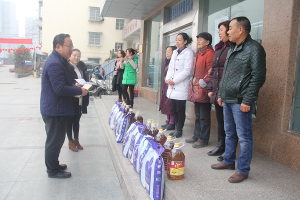 马军书记慰问南河接官亭社区困难户.jpg